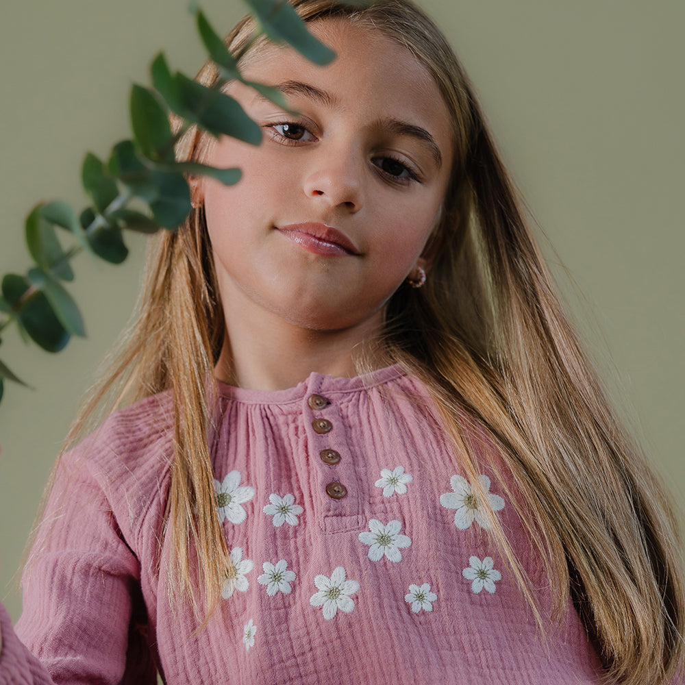 Blusa Rosada Manga Larga con Bordado de Flores para Niña