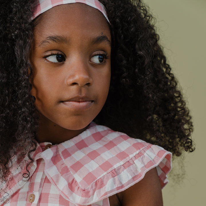 Vestido de Sirsaca Sin Mangas, con Estampado de Cuadros Rosados y Crema para Niña