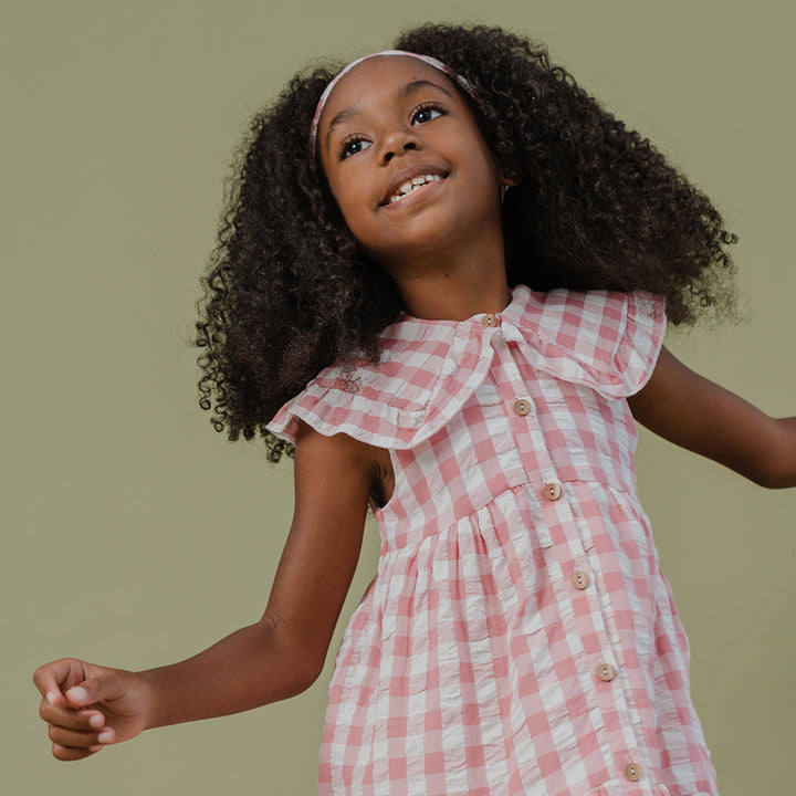 Vestido de Sirsaca Sin Mangas, con Estampado de Cuadros Rosados y Crema para Niña