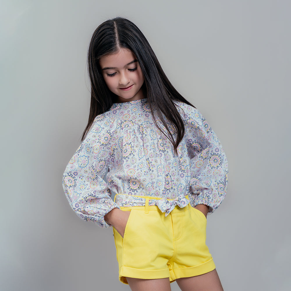 Short Amarillo de Twill con Cinturón Estampado Multicolor para  Niña
