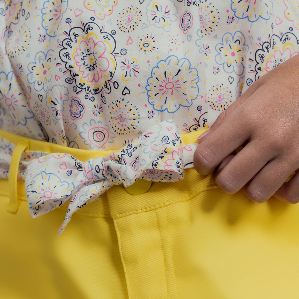 Short Amarillo de Twill con Cinturón Estampado Multicolor para  Niña