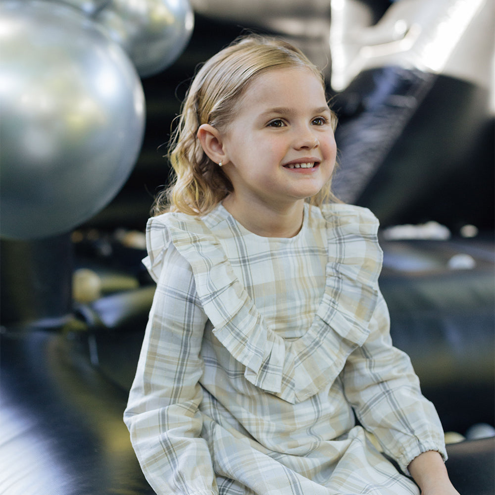 Vestido de Flanel Twill de Cuadros Grises y Crema con Rayas Doradas para Niña