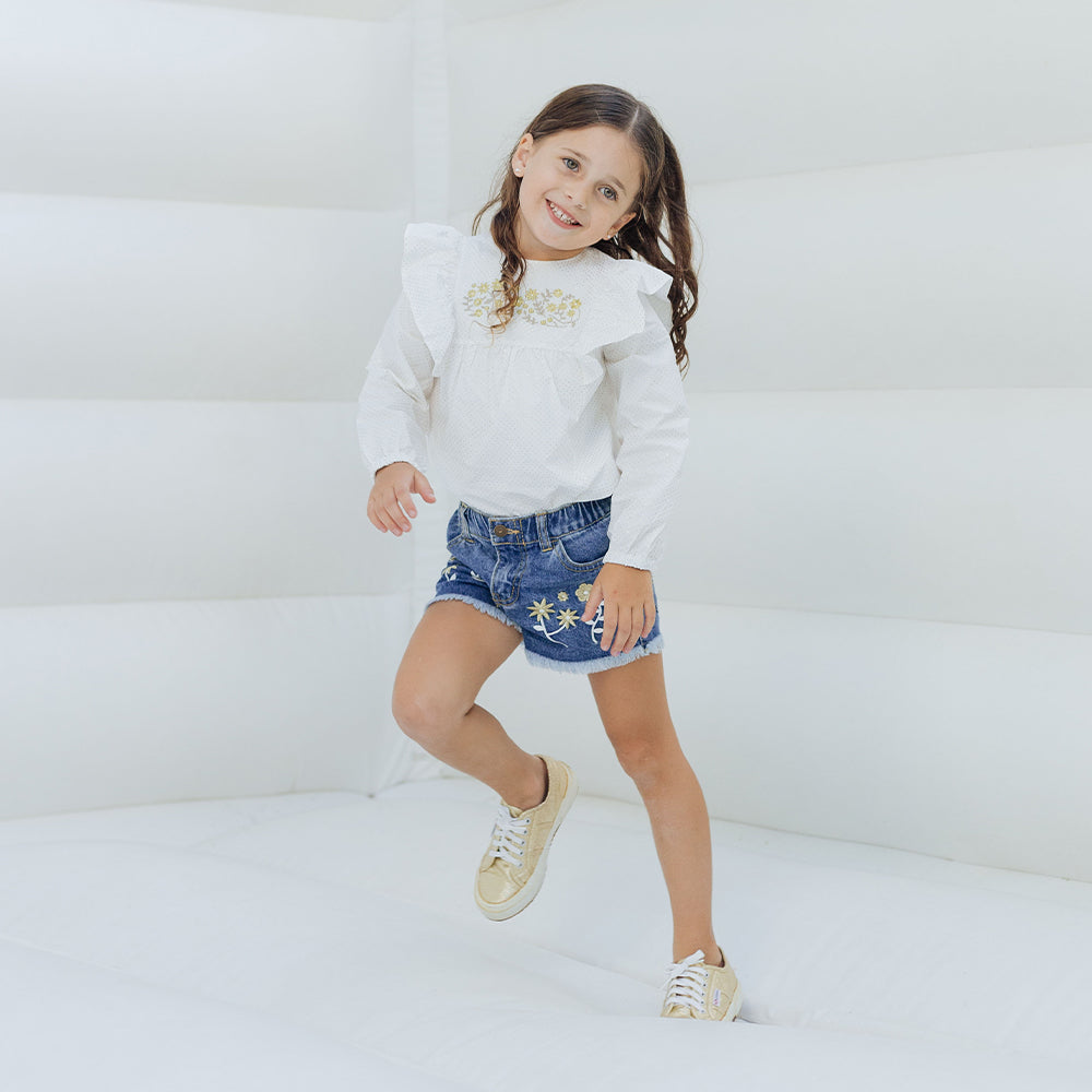 Blusa Color Hueso de Popelina, Manga Larga, con Bordado Dorado de Flores en el Cuello, para Niña