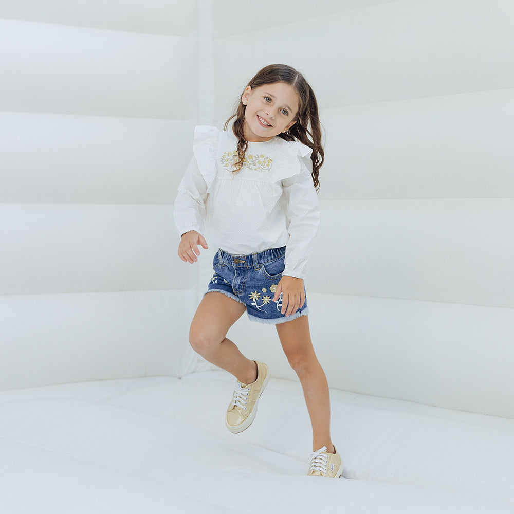 Short de Jean Azul con Bordado Dorado de Flores para Niña