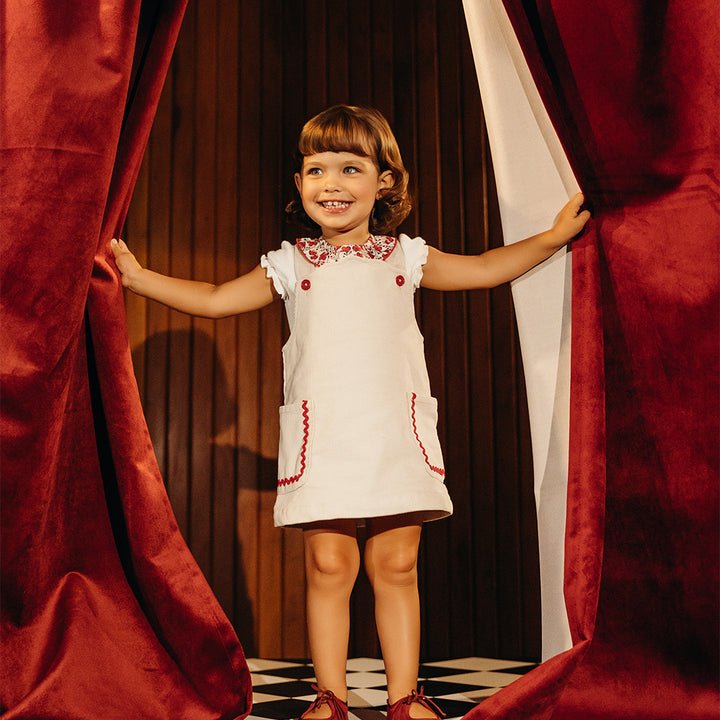 Vestido De Corduroy Arena Con Detalles En Rojo Para Bebe Niña