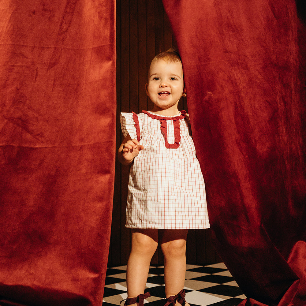 Vestido De Popelina Con Estampado De Cuadros Rojos Y Detalles De Eyelet En Vinotinto Para Bebe Niña