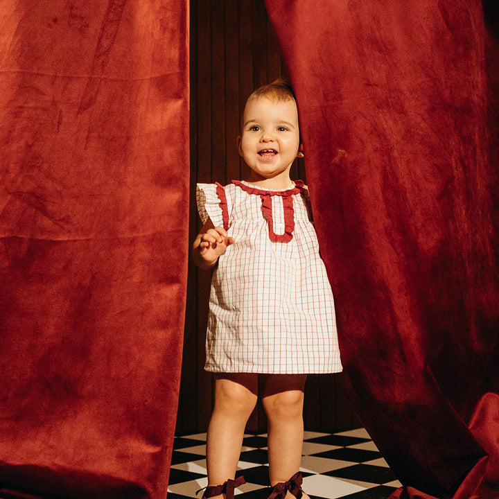 Vestido De Popelina Con Estampado De Cuadros Rojos Y Detalles De Eyelet En Vinotinto Para Bebe Niña