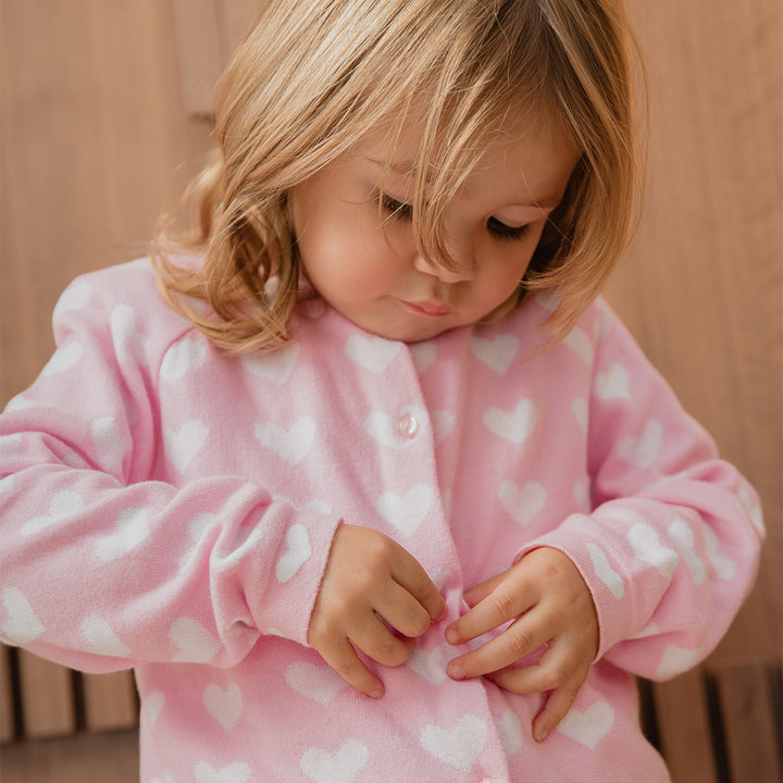 Cardigan De Algodón Tejido Rosado Y Corazones Blancos Para Bebe Niña