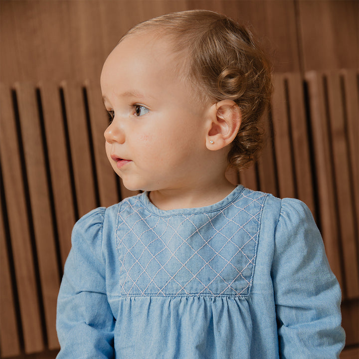 Vestido De Jean Azul Claro Manga Larga Con Detalle Bordado En Rosado Para Bebe Niña