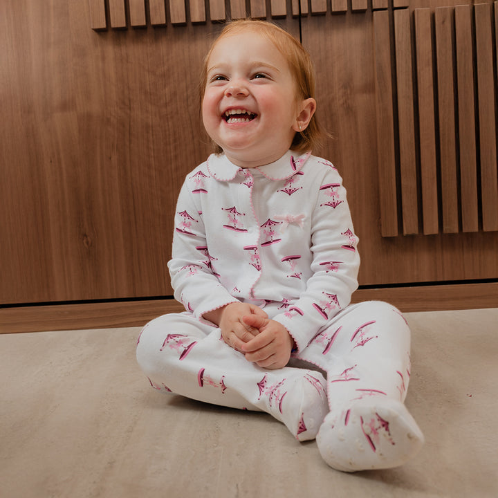 Pijama De Algodón Blanca Con Estampado De Carruseles Para Bebe Niña