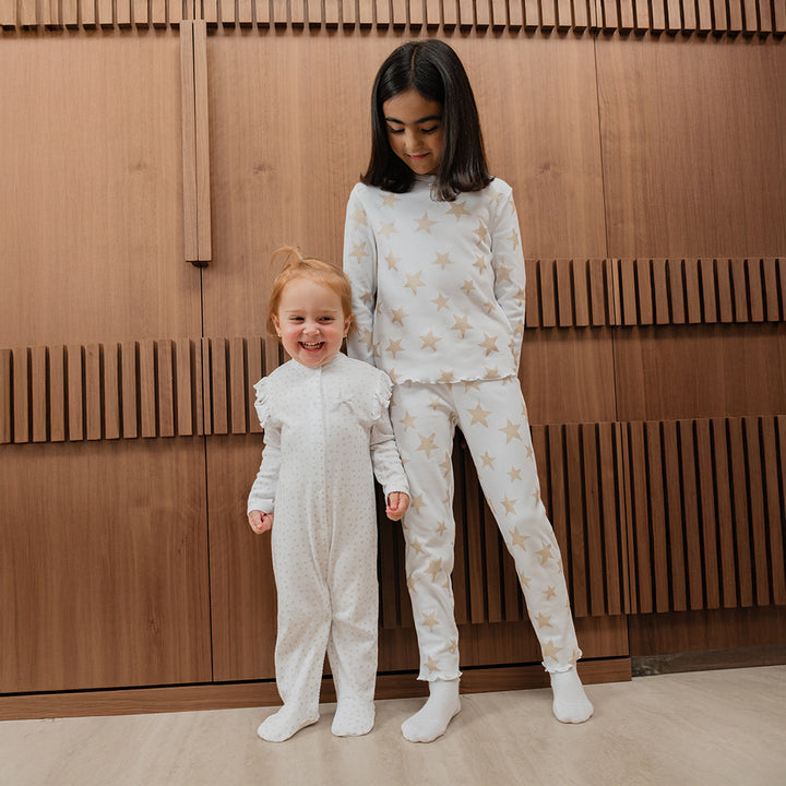 Pijama De Algodón Crema Con Estampado De Estrellas Doradas Para Bebe Niña