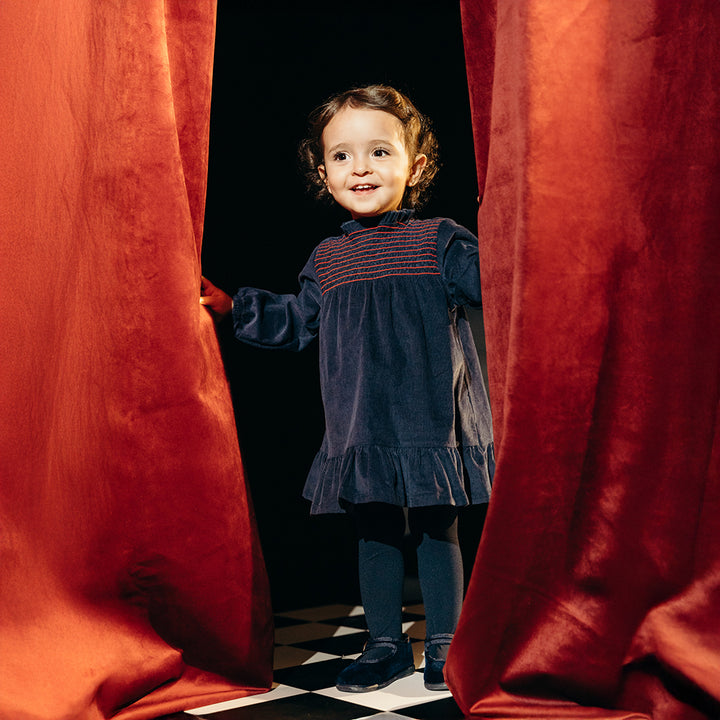 Vestido De Corduroy Azul Marino Manga Larga Con Detalle Bordado Rojo Para Bebe Niña