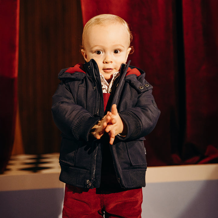 Chaqueta Acolchada Azul Marino Con Forro Rojo Y Capucha Para Bebe Niño