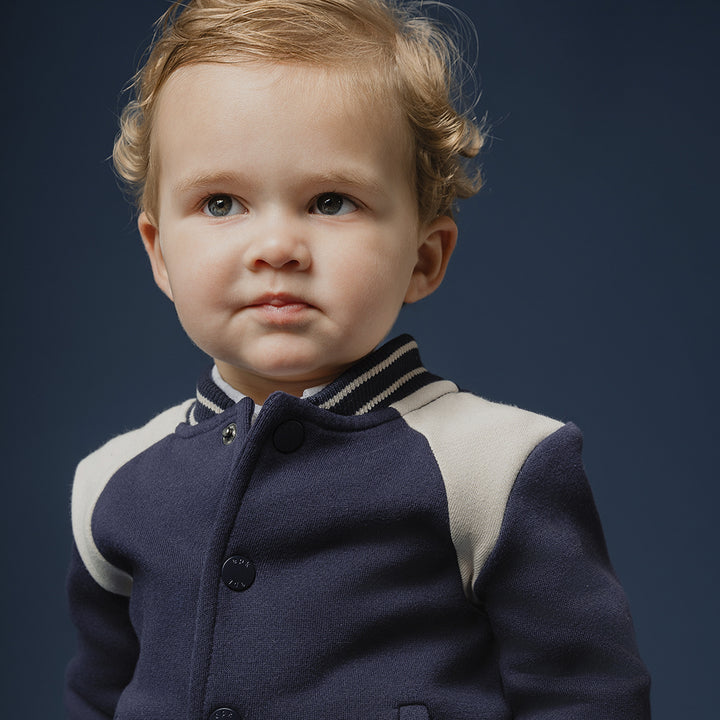Chaqueta De Tela Gruesa Azul Marino Con Detalles En Crema Para Bebe Niño