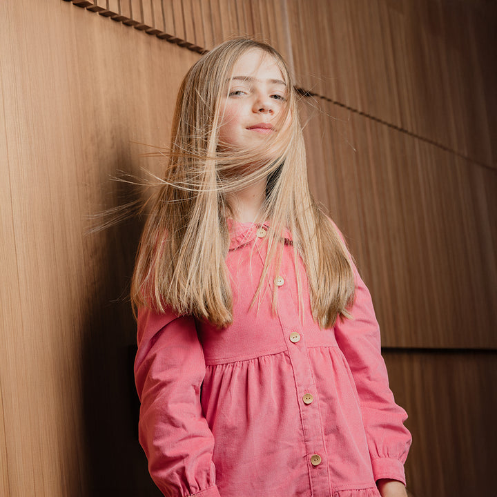 Vestido De Corduroy Rosado Guayaba Con Botones De Madera Para Niña