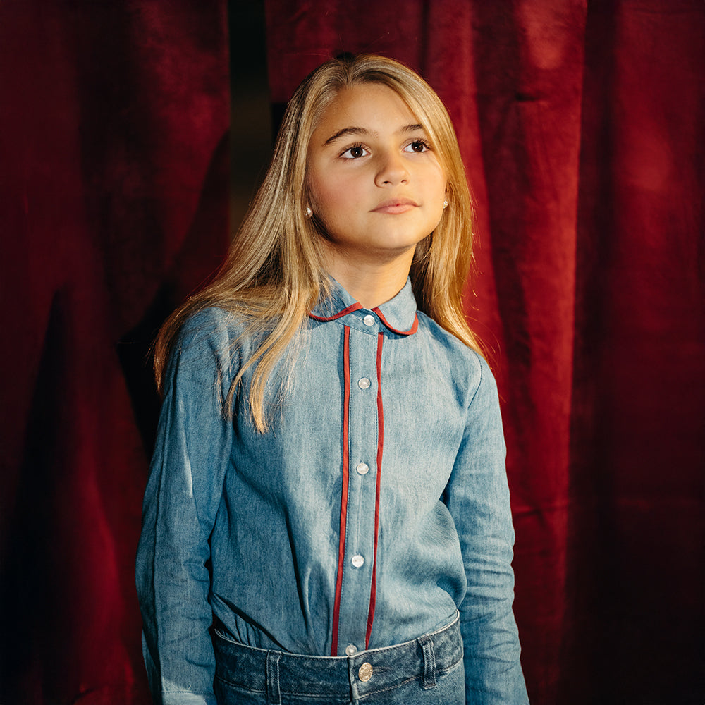 Camisa De Chambray Manga Larga Con Detalle Vinotinto En En Cuello Y Frente Para Niña