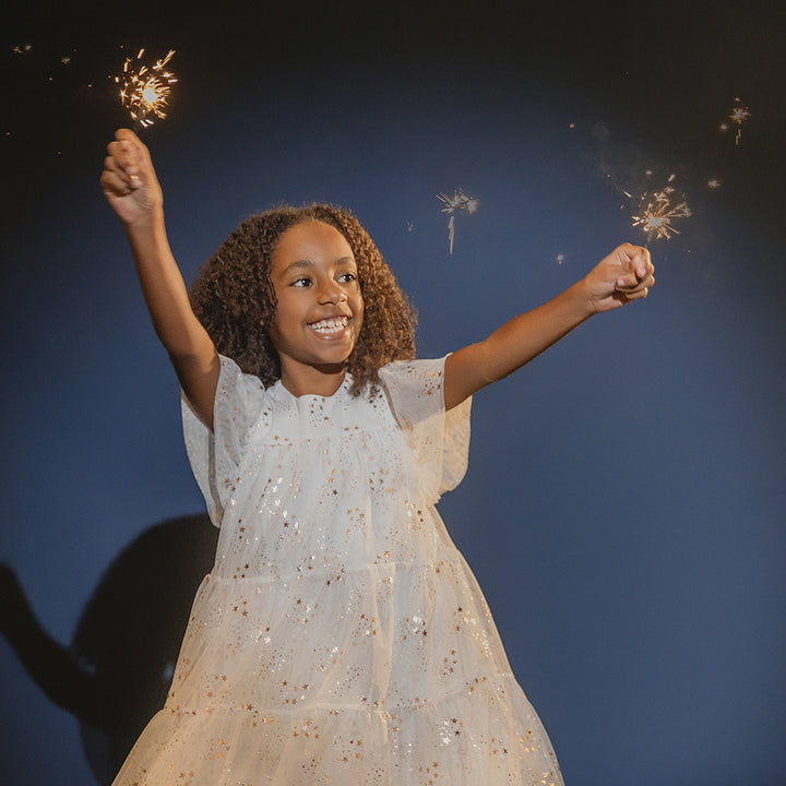 Vestido De Tela Ligera Crema Con Estampado De Estrellas Doradas Metálicas Para Niña