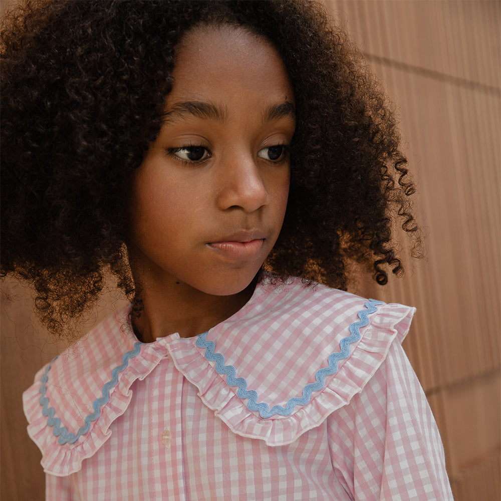 Blusa De Popelina Con Estampado De Cuadros Rosados Y Detalle Azul Clarito En El Cuello Para Niña