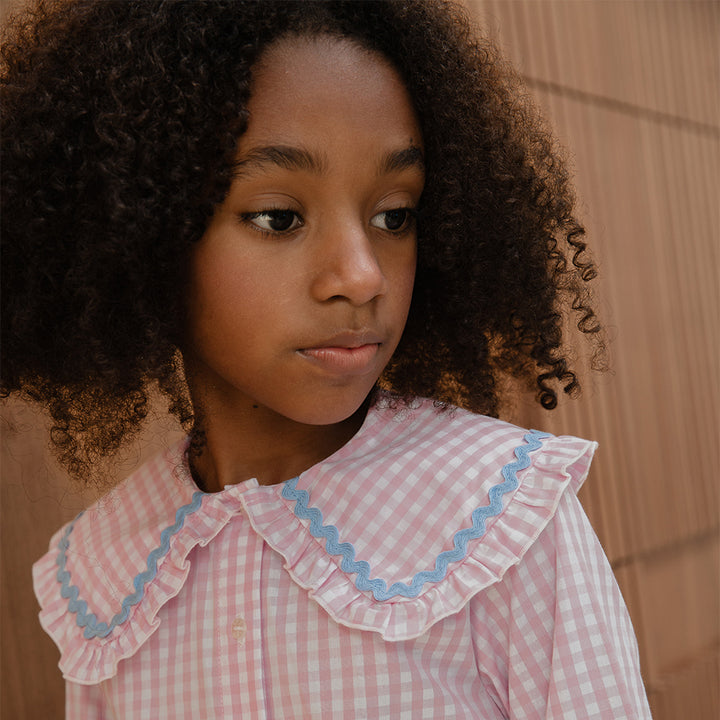 Blusa De Popelina Con Estampado De Cuadros Rosados Y Detalle Azul Clarito En El Cuello Para Niña