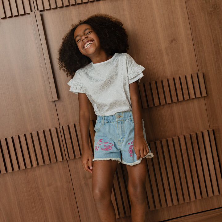 Short De Jean Azul Claro Con Bordado De Bacterias Fucsia Para Niña