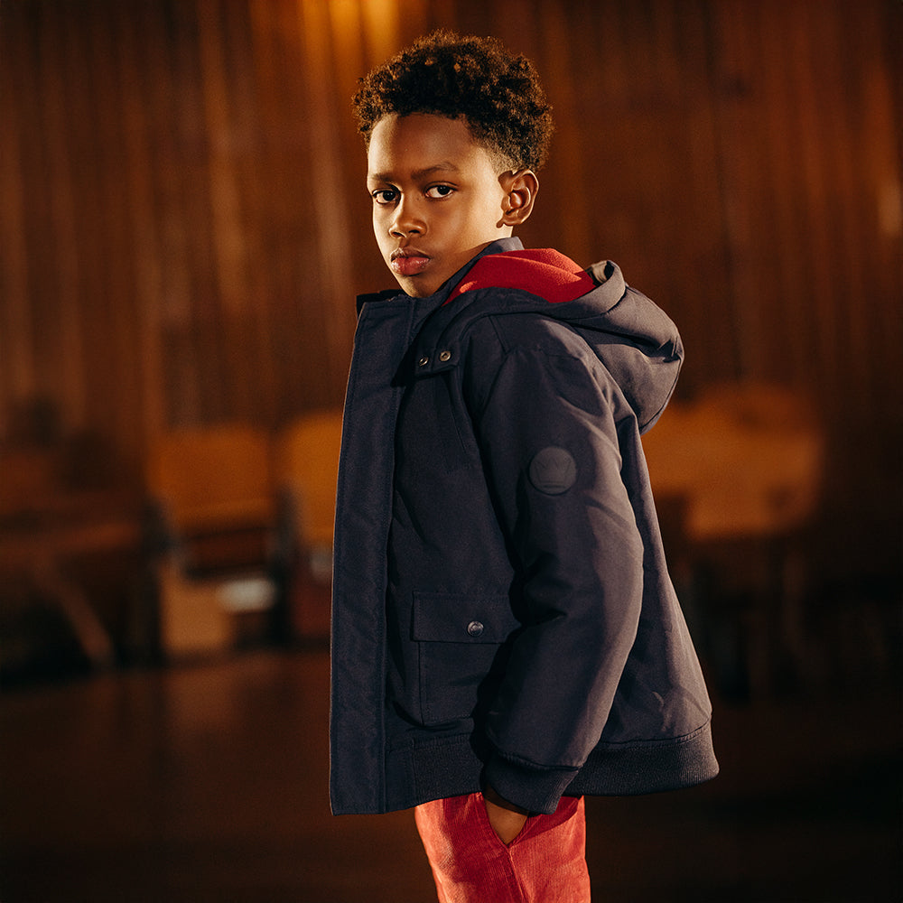 Chaqueta Acolchada Azul Marino Con Capucha Y Forro Rojo Para Niño
