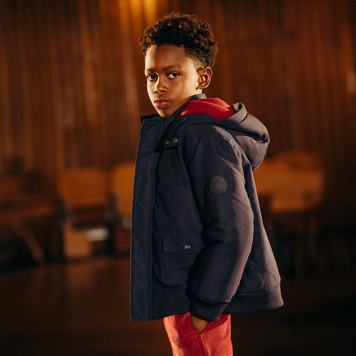 Chaqueta Acolchada Azul Marino con Capucha y Forro Rojo para Niño