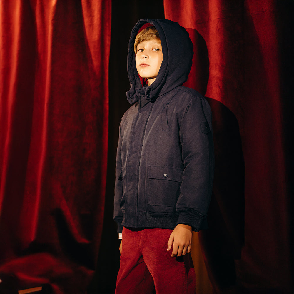 Chaqueta Acolchada Azul Marino Con Capucha Y Forro Rojo Para Niño