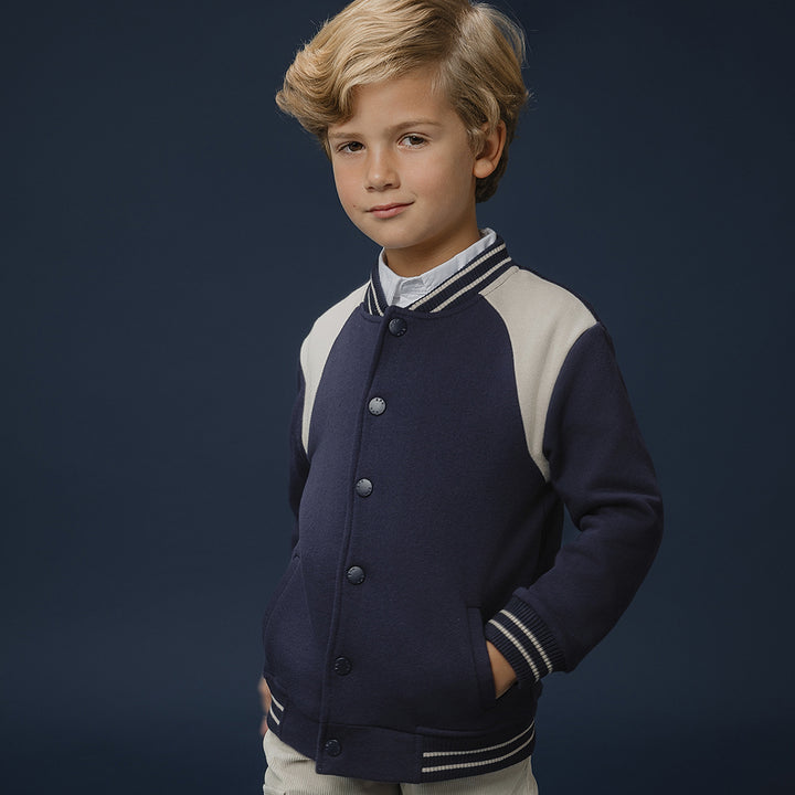 Chaqueta  De Tela Gruesa Azul Marino Con Detalles En Crema Para Niño