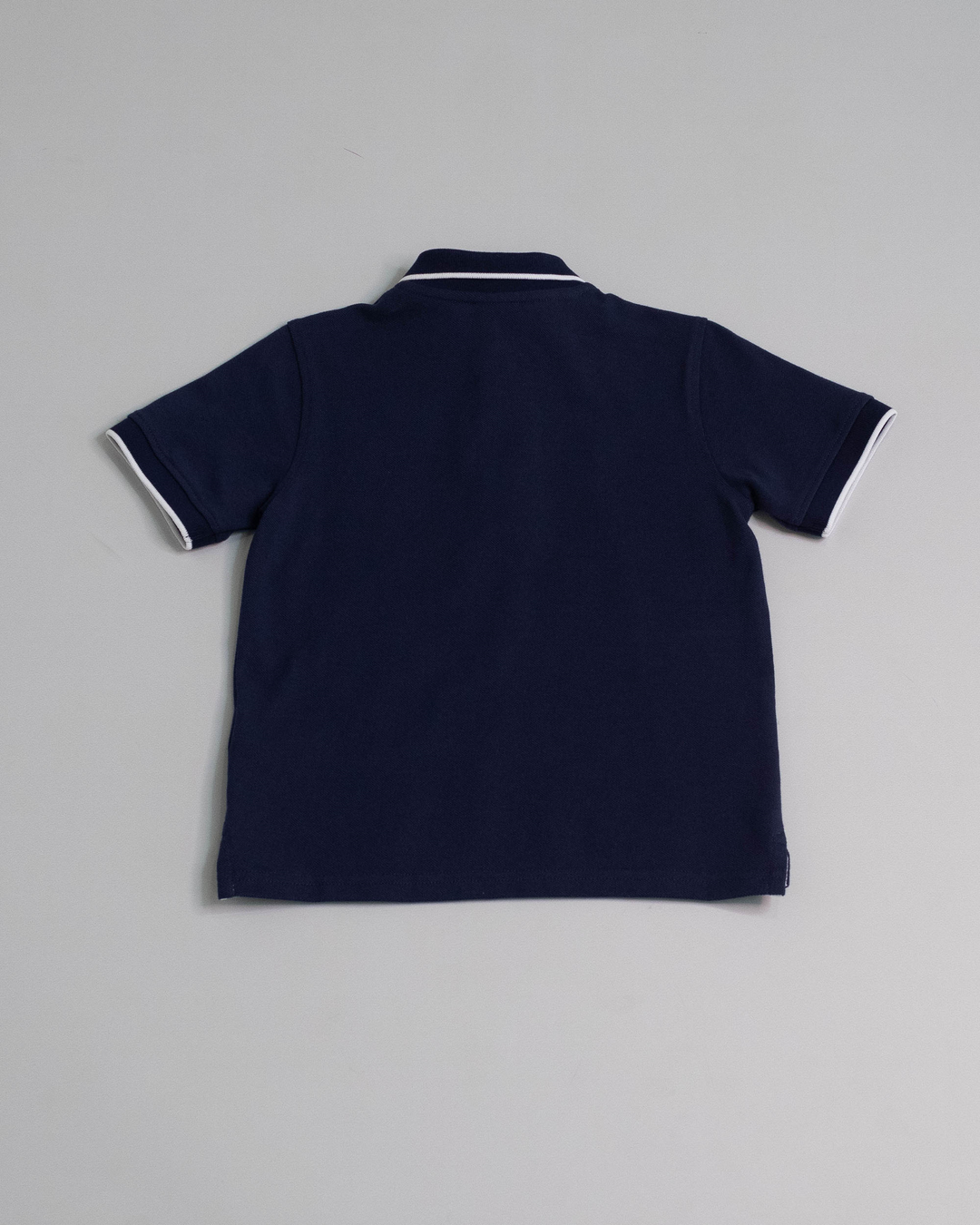 Chemise con parche de goma