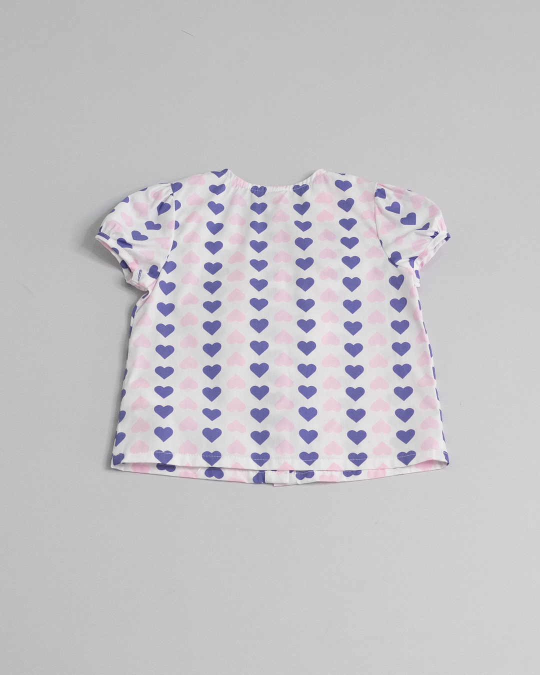 Blusa de popelina, con estampado de corazones y botones en la parte de adelante