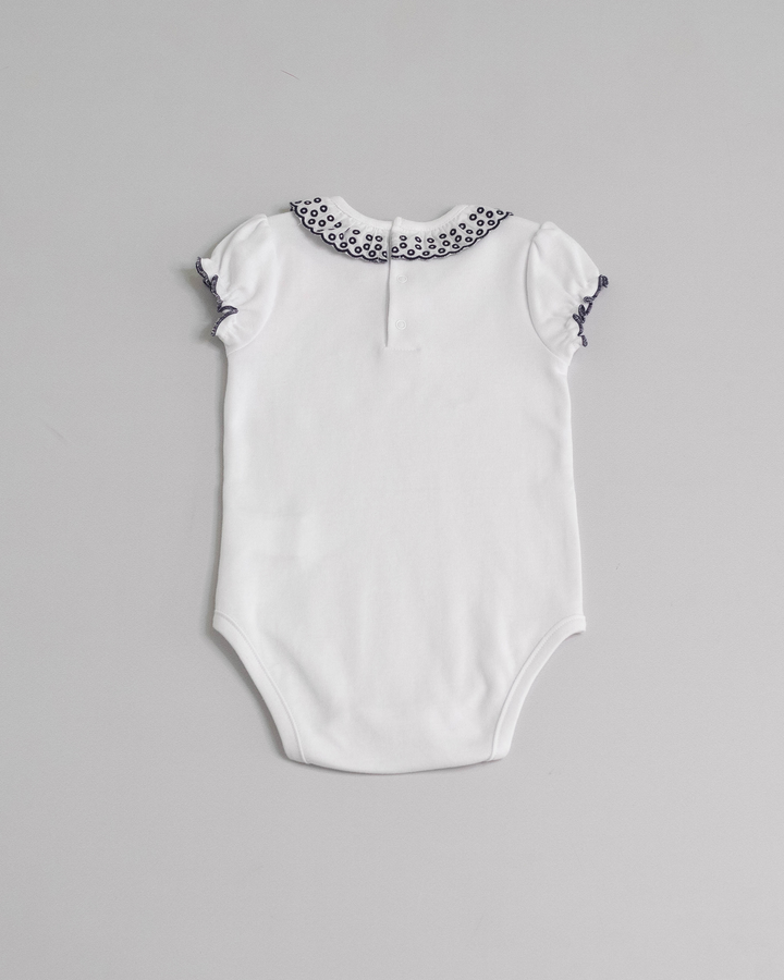 Body blanco de algodón con ojetes en el cuello