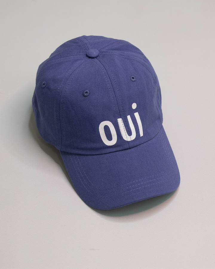 Gorra azul con gráfico