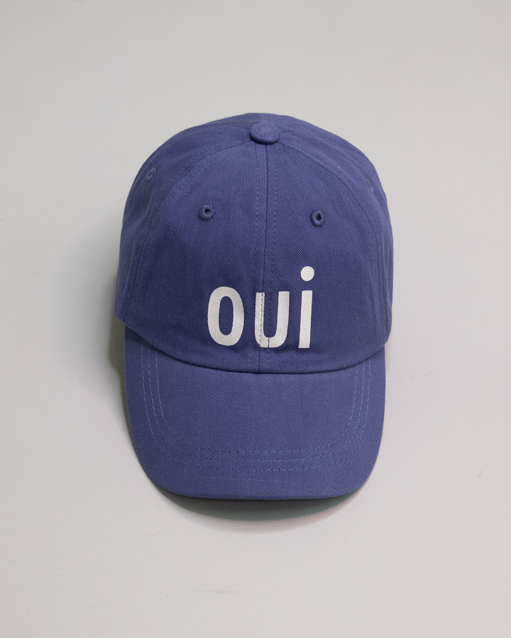Gorra azul oscuro con gráfico