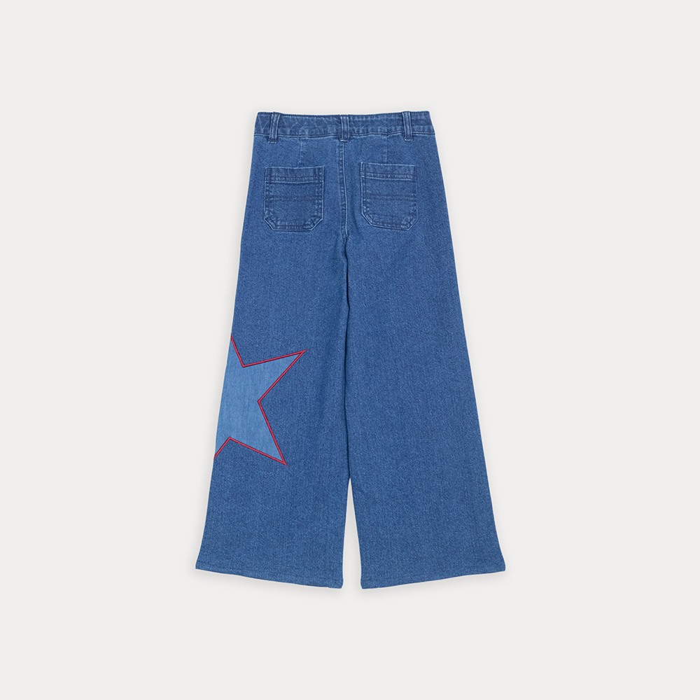 Jean Azul Oscuro Con Parche De Estrella En Azul Claro Y Detalle En Vinotinto Para Niña