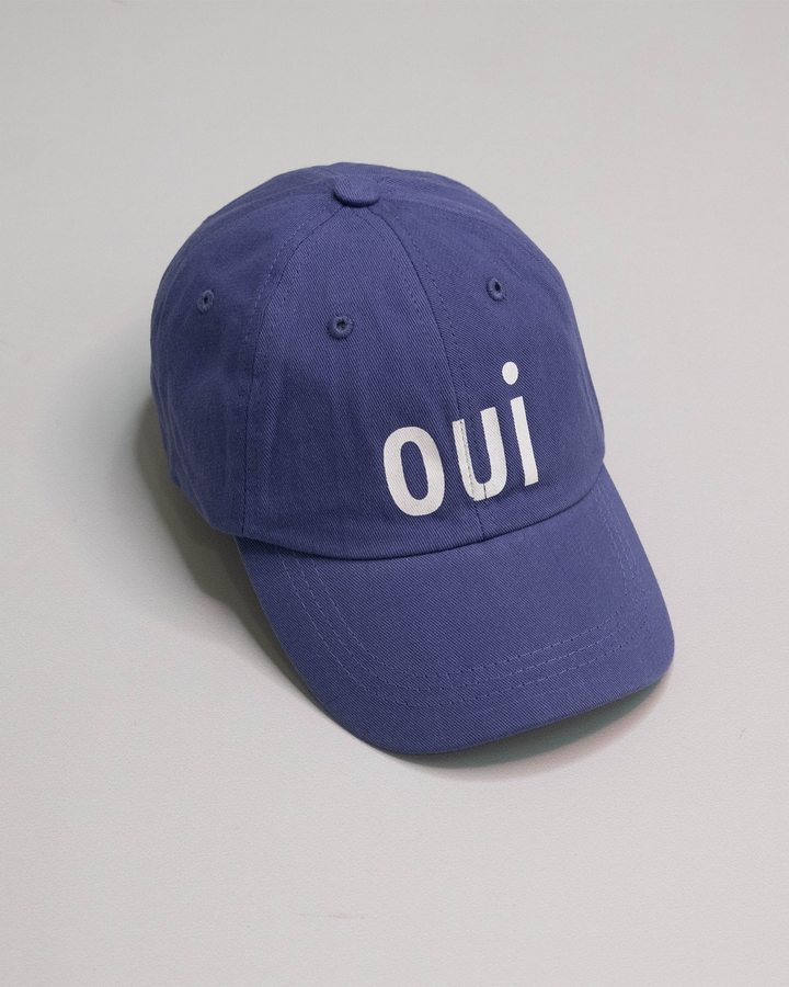 Gorra azul oscuro con gráfico