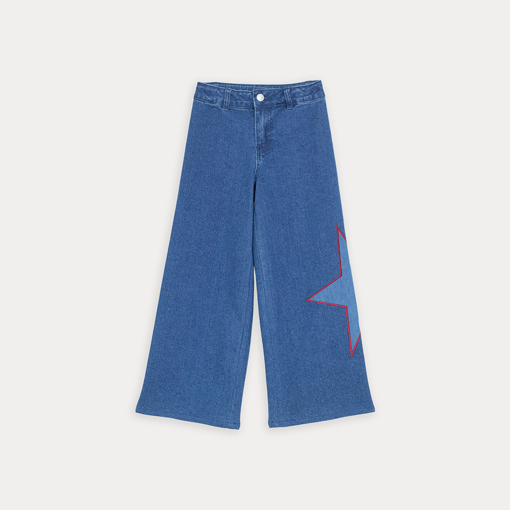 Jean Azul Oscuro Con Parche De Estrella En Azul Claro Y Detalle En Vinotinto Para Niña
