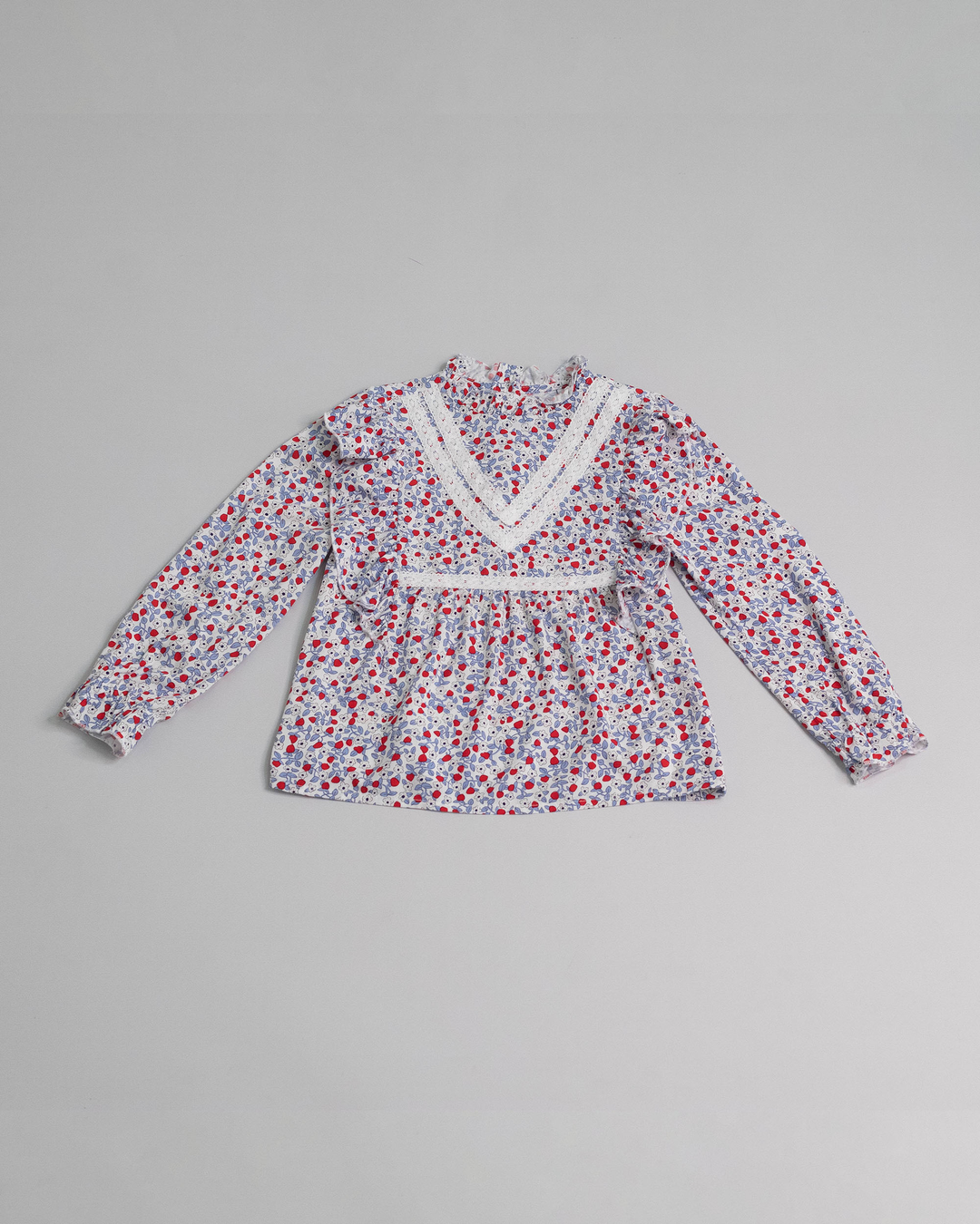 Blusa con estampado floral y volantes