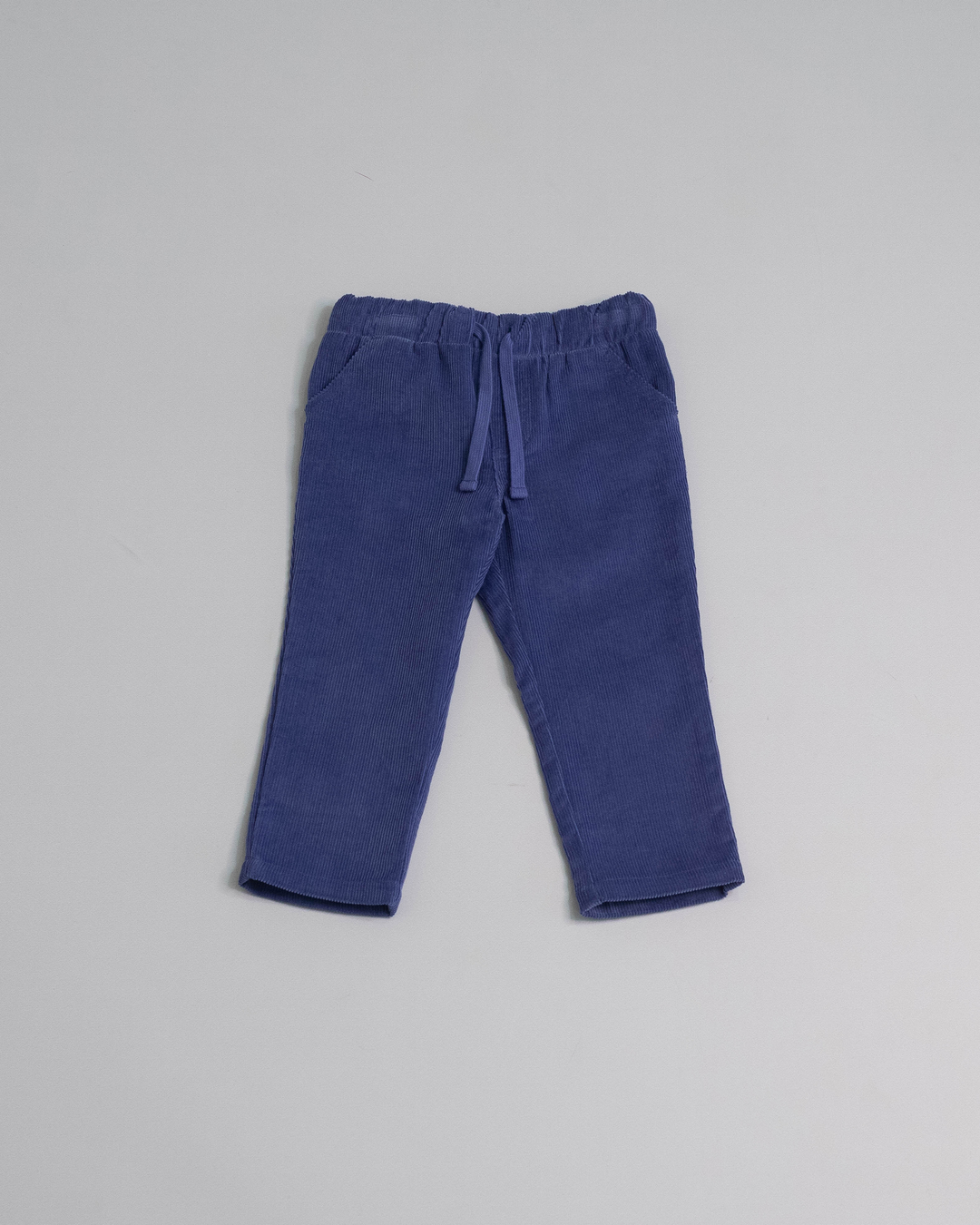 Pantalón azul oscuro de corduroy con ajustador