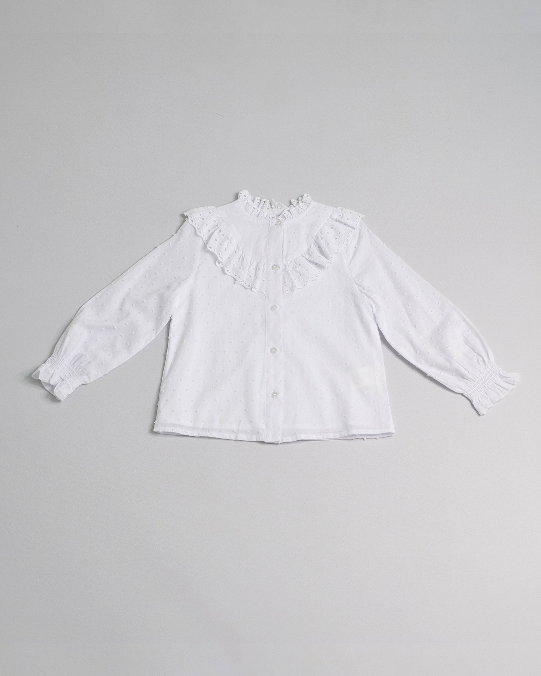 Blusa de plumetti con ojetes en volantes en la parte de adelante, Blanco