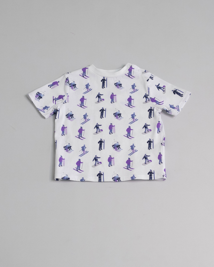 Franela blanca de algodón con estampado de esquiadores