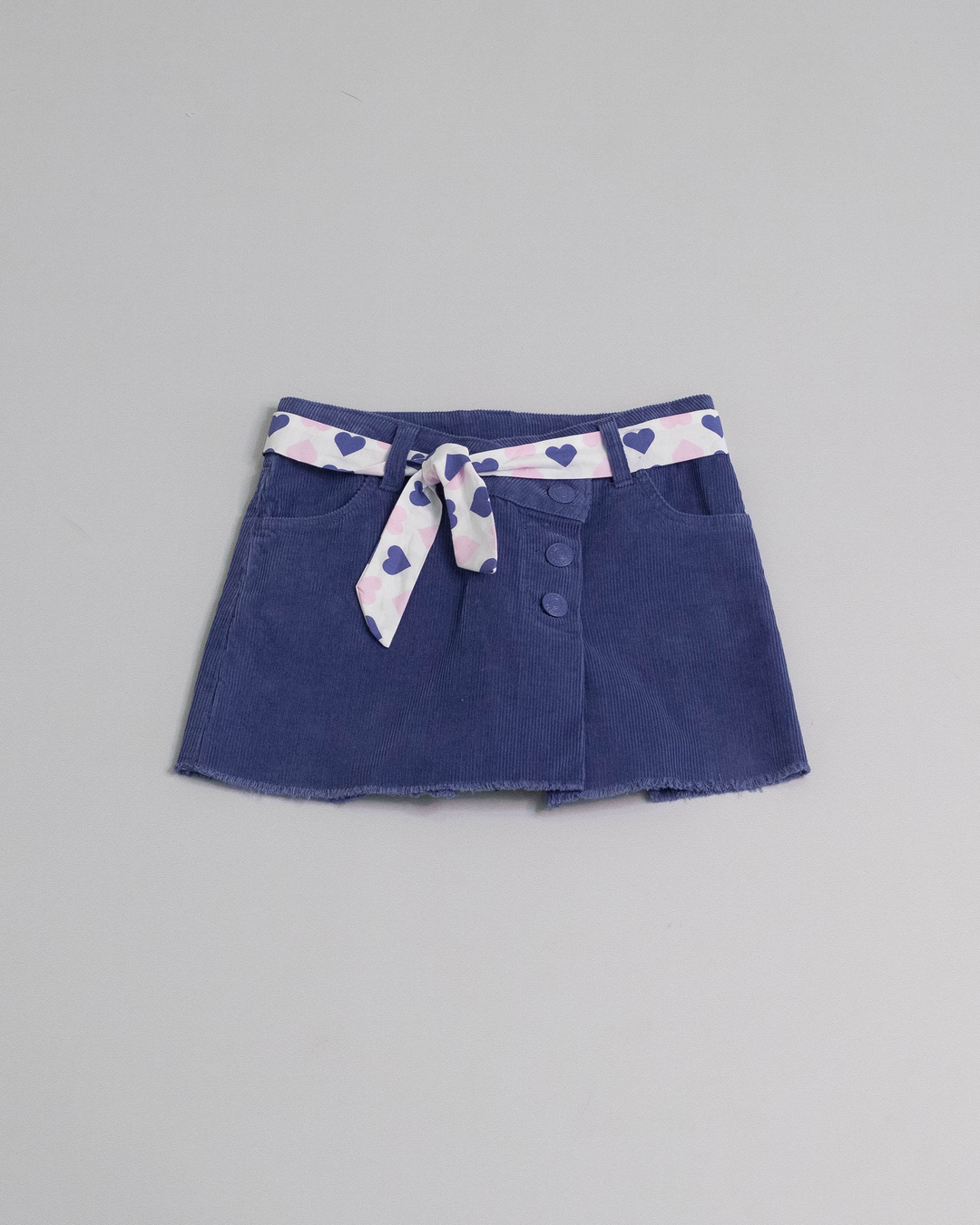 Falda short de corduroy con cinturón estampado