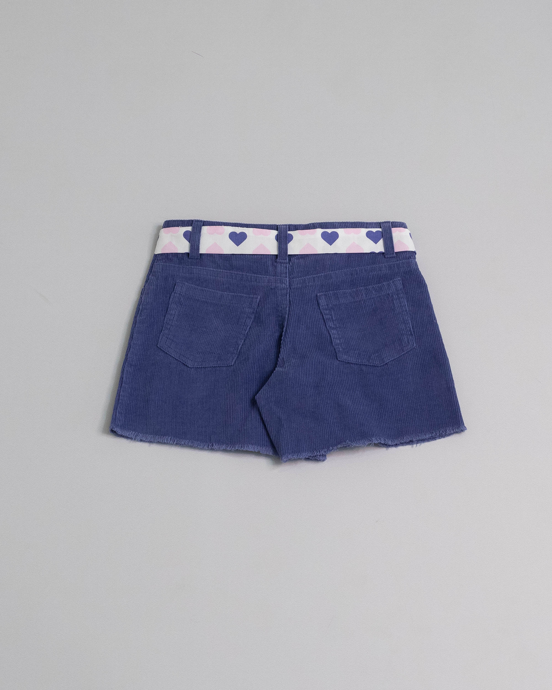 Falda short de corduroy con cinturón estampado