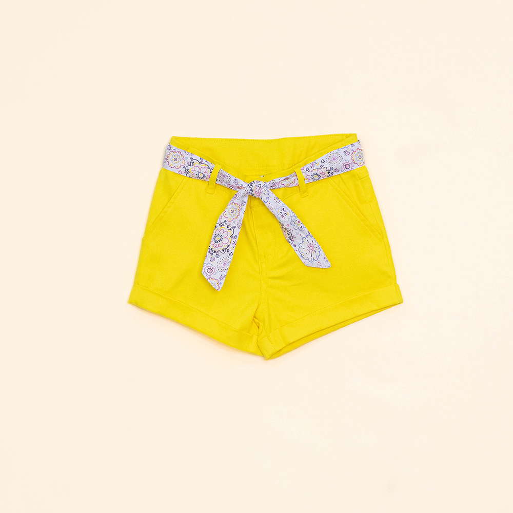 Short Amarillo de Twill con Cinturón Estampado Multicolor para  Niña