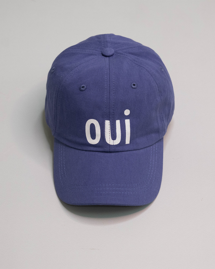 Gorra azul con gráfico
