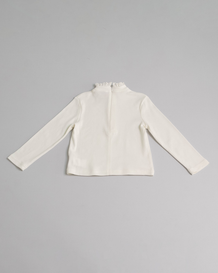 Camisa blanquecina de algodón con ojetes en el cuello