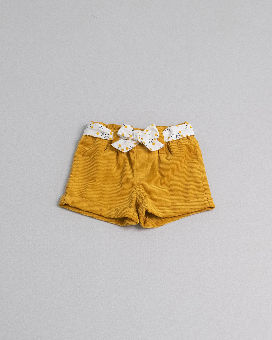 Short mostaza de corduroy con cinturón estampado