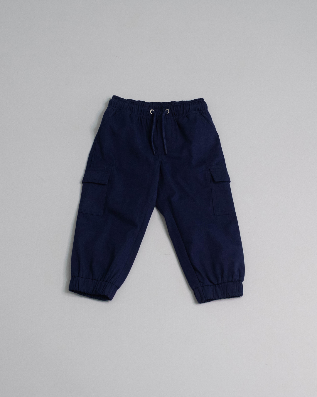 Pantalón azul oscuro cargo con ajustador