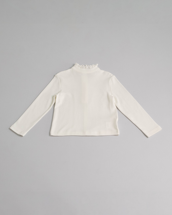 Camisa blanquecina de algodón con ojetes en el cuello