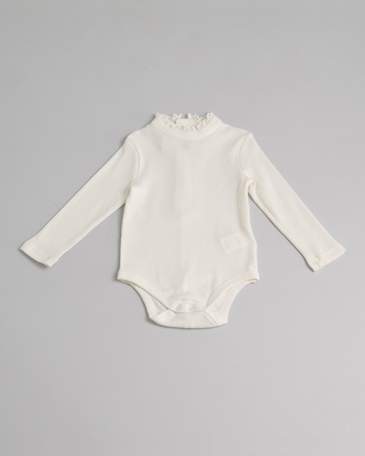Body off white de algodón con ojetes en el cuello