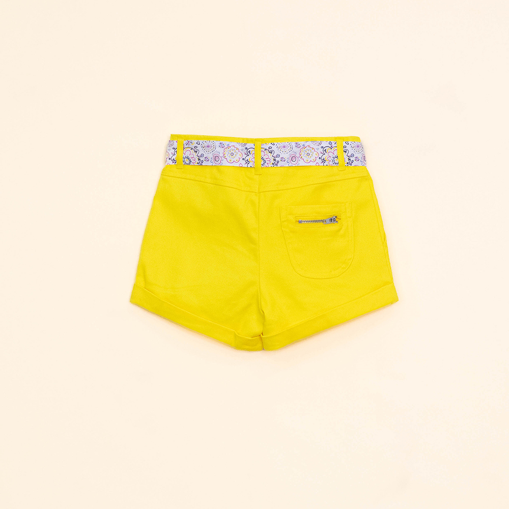 Short Amarillo de Twill con Cinturón Estampado Multicolor para  Niña
